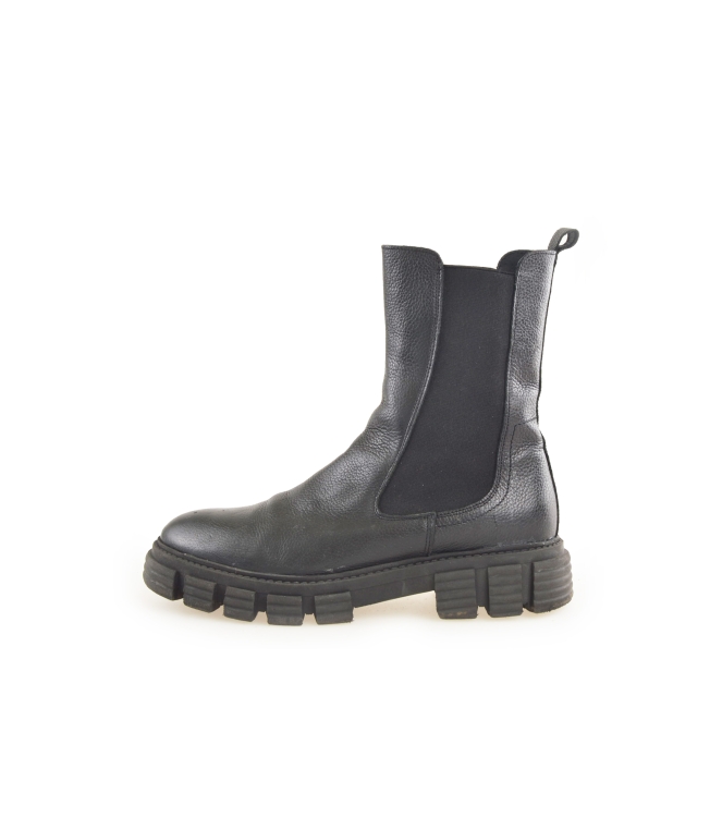 Lina Locchi Chelsea boots