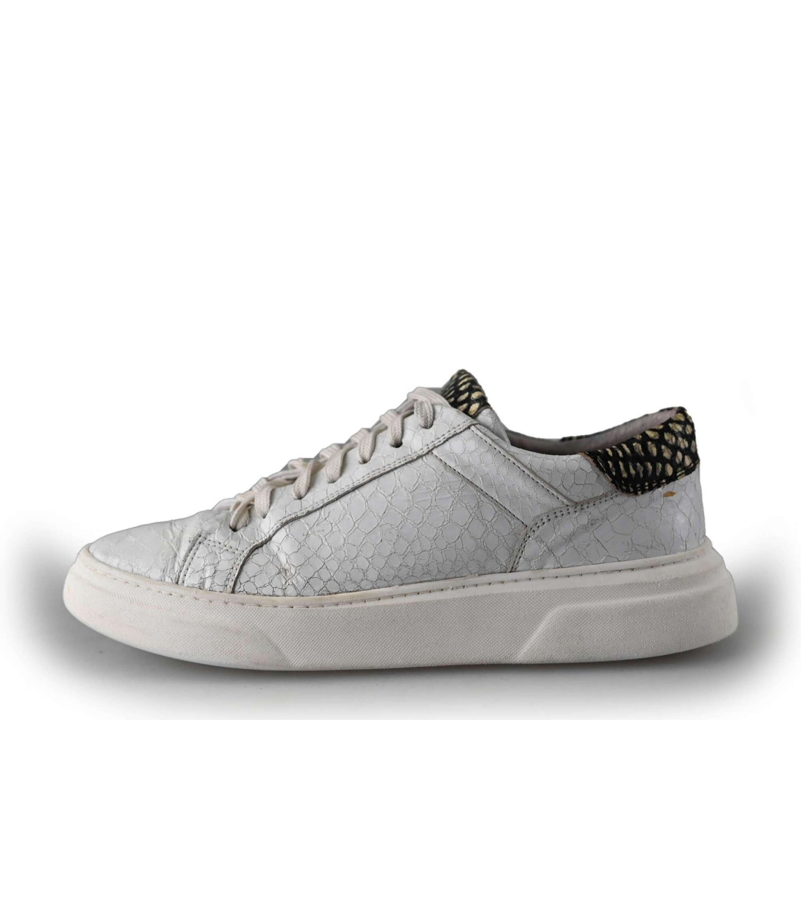 Floris van Bommel Sneakers in de kleur wit maat 38 | Refurbished by  95percent