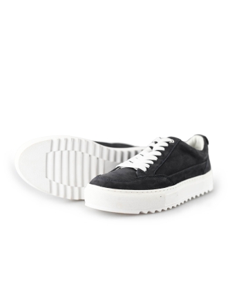 Invinci Sneakers