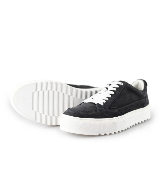 Invinci Sneakers