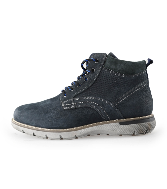 Outfielder Hoge sneakers