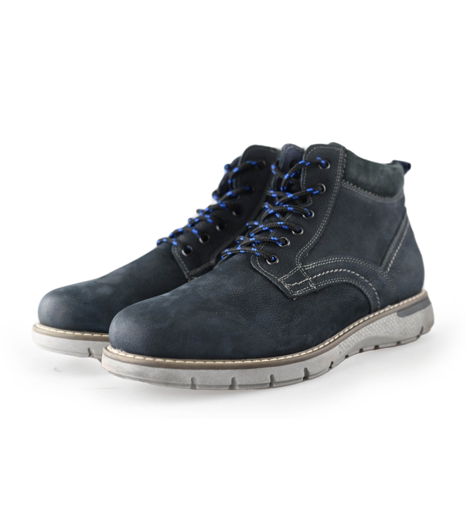 Outfielder Hoge sneakers
