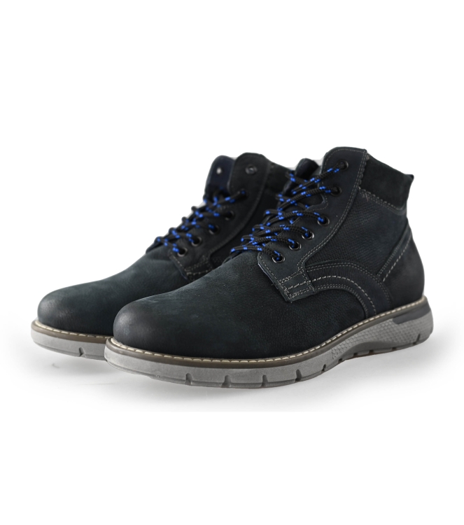 Outfielder Hoge sneakers