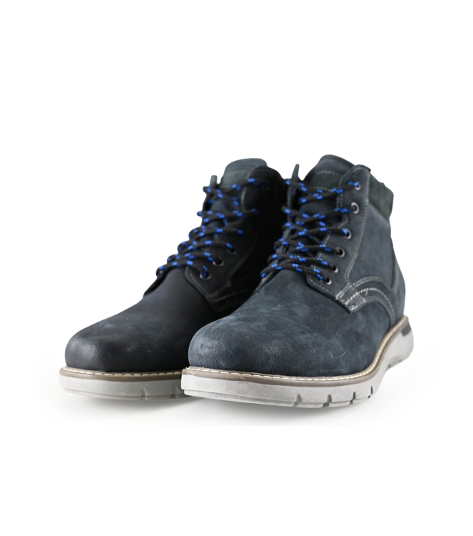 Outfielder Hoge sneakers