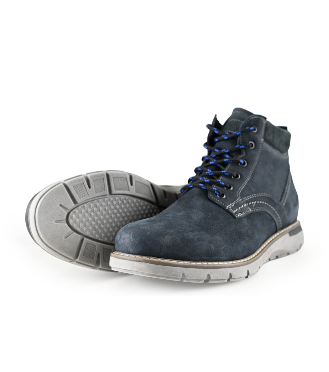 Outfielder Hoge sneakers