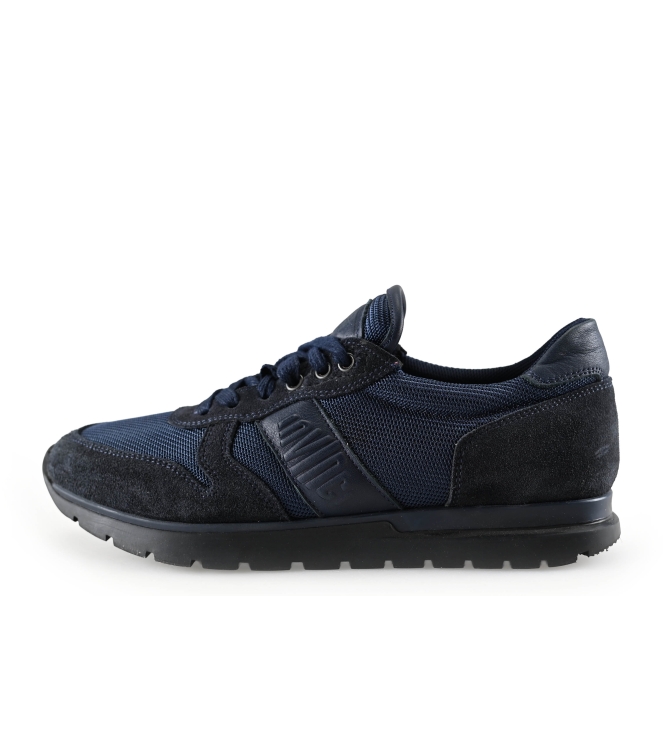 Invinci Sneakers