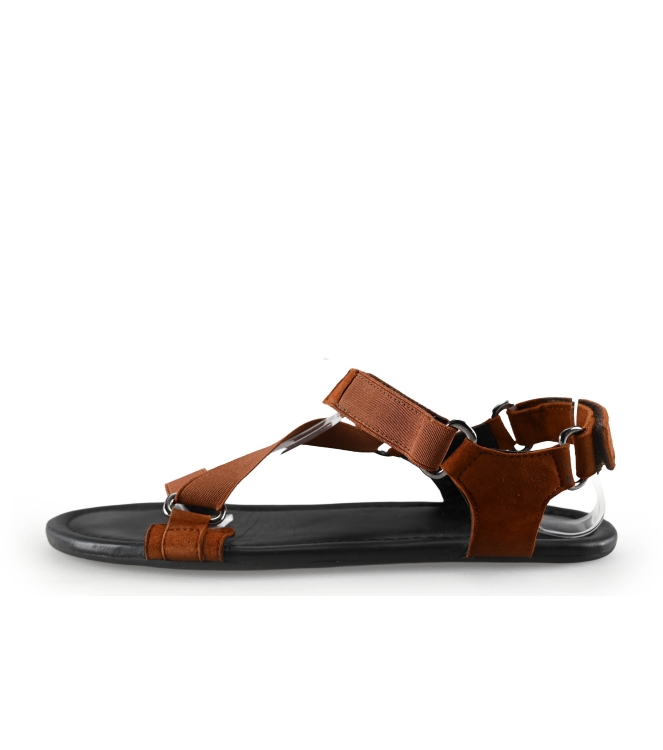 Zaqq barefoot