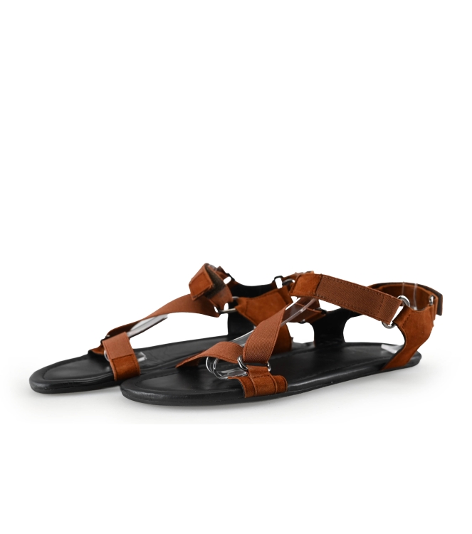 Zaqq barefoot