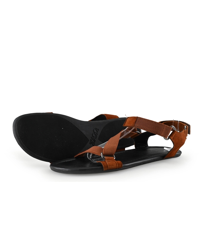 Zaqq barefoot